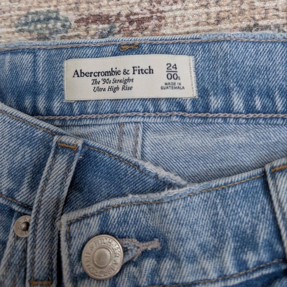 Abercrombie and Fitch Ultra High Rise 90s Straight Jean - Picture 9 of 10